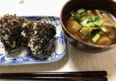 神津島の地海苔おにぎりと味噌汁